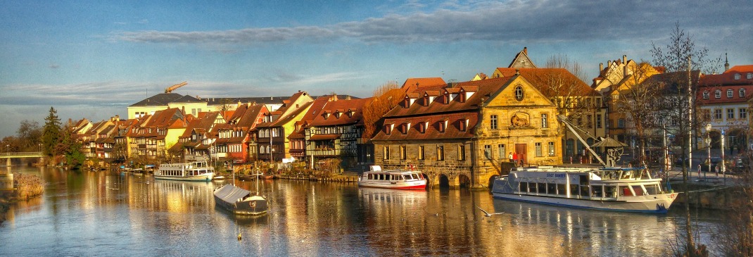 Häuser am Fluss von Bamberg bei Sonnenuntergang.